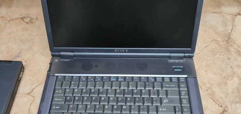 3 laptopa + 2 panela za 30EUR
