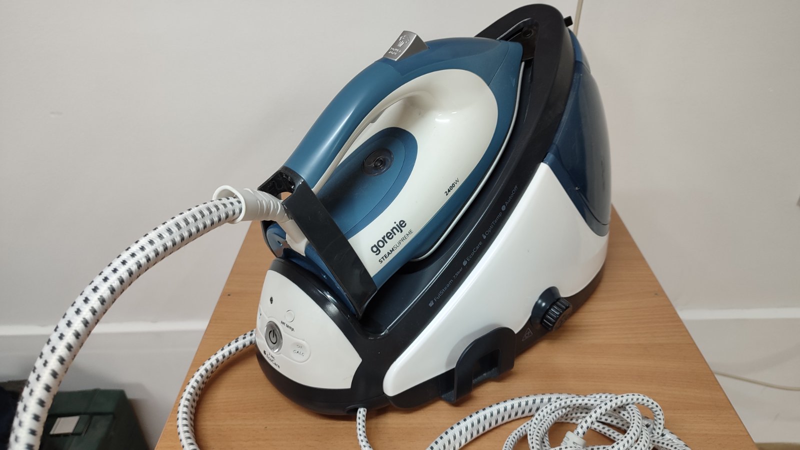 Parna pegla Gorenje SGH 2400 BB