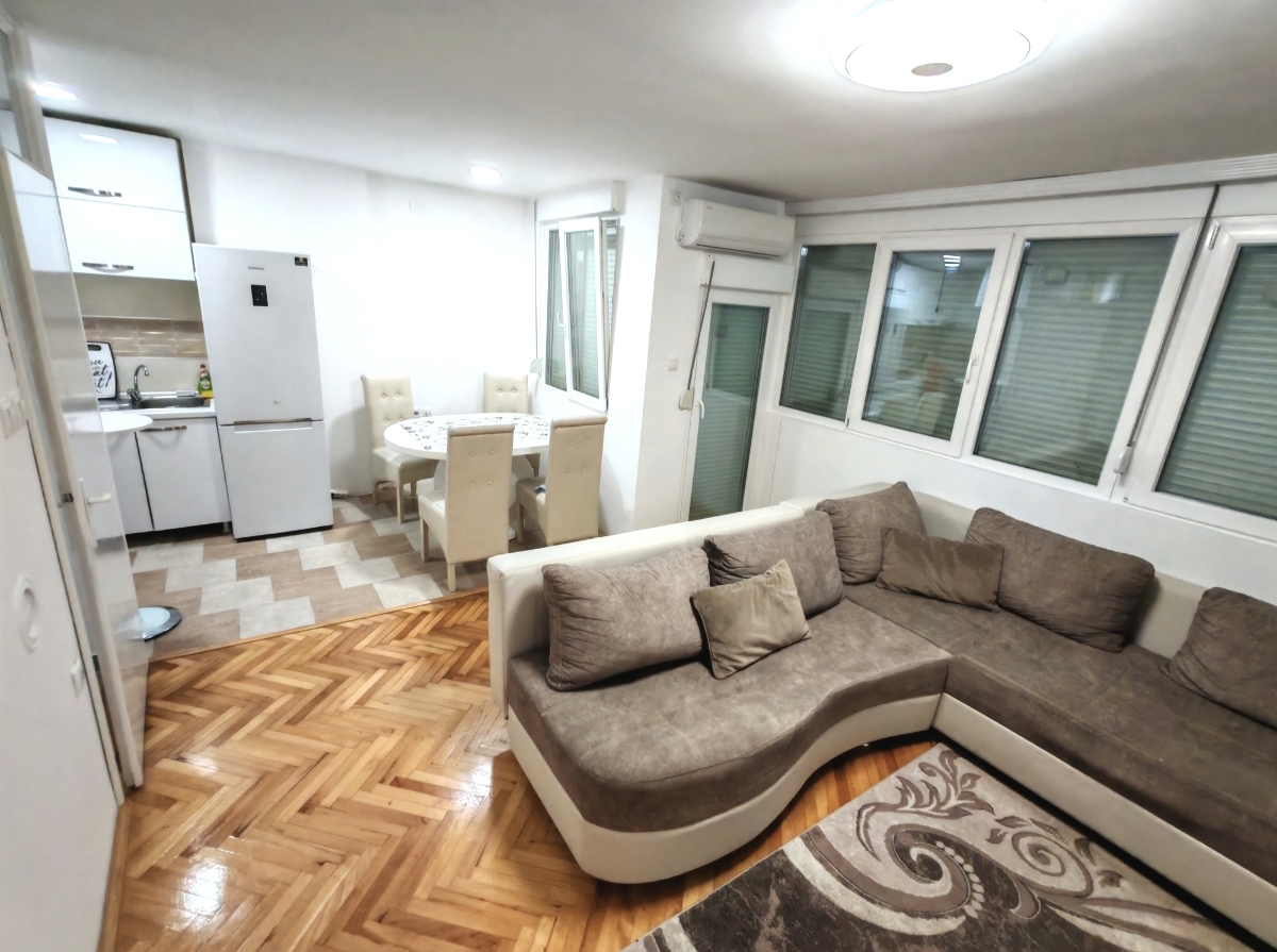 Stan u centru Pirota, terasa, parking mesto!