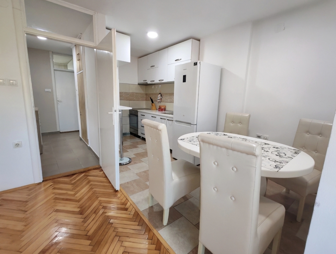 Stan u centru Pirota, terasa, parking mesto!