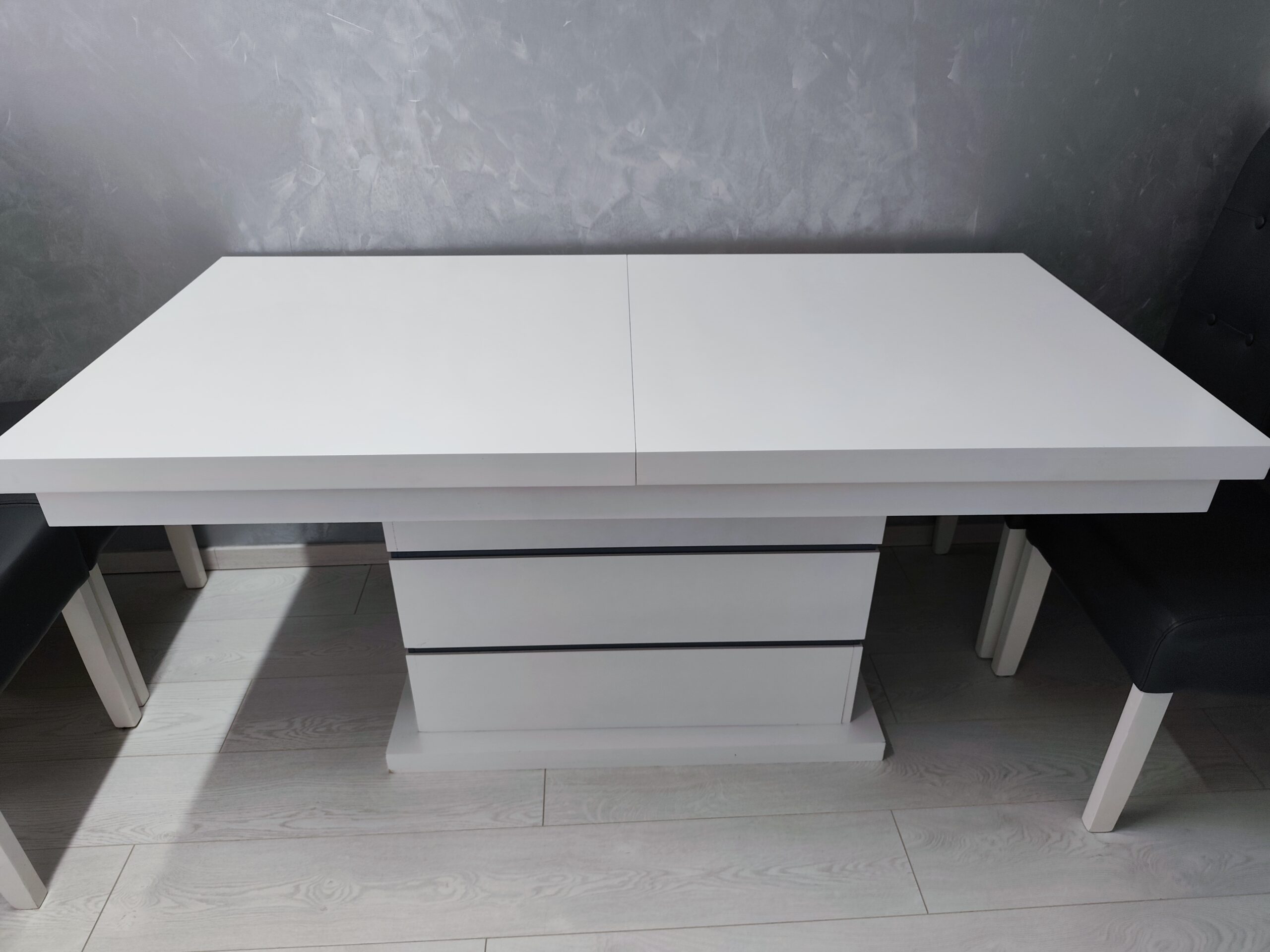 Na prodaju trpezarijski sto