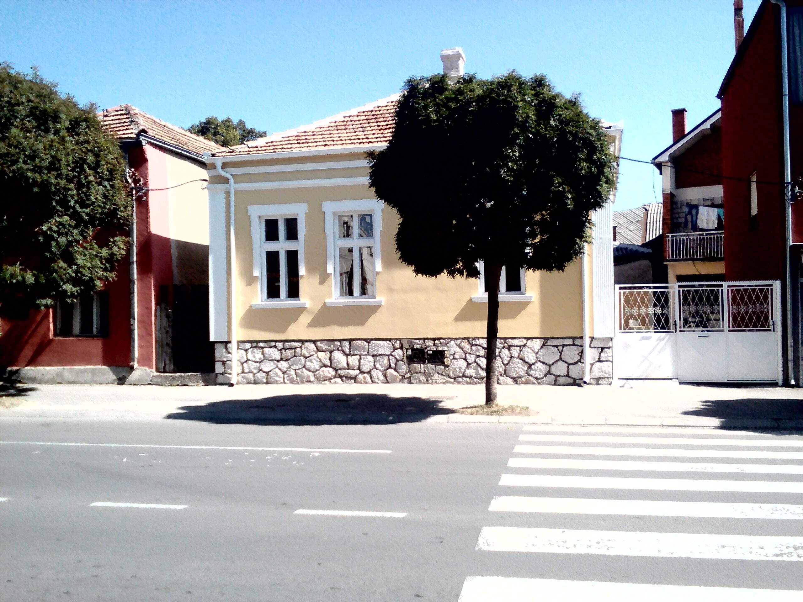 IZDEJEM POSLOVNO-STAMBENI OBJEKAT